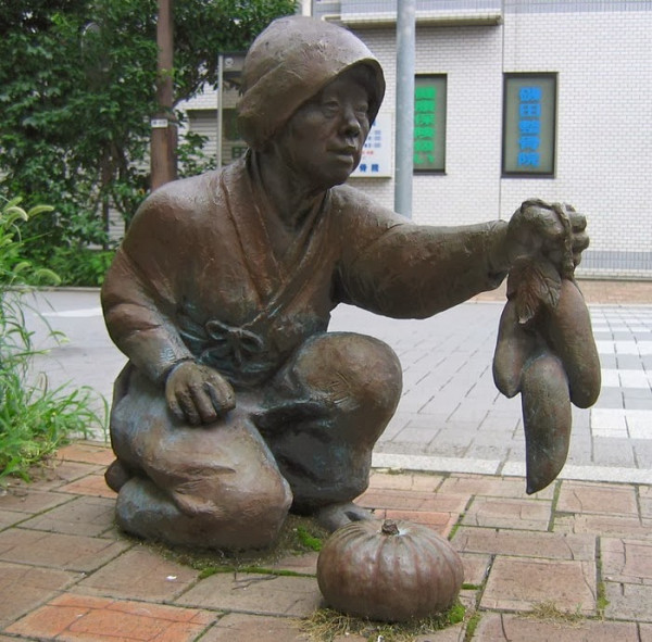 Пам'ятник батату (солодка картопля) і гарбузу в Японії