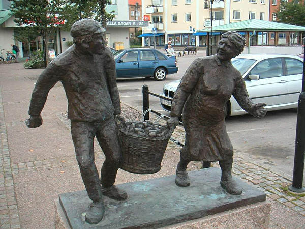 Пам'ятник селянам з картоплею у Швеції 