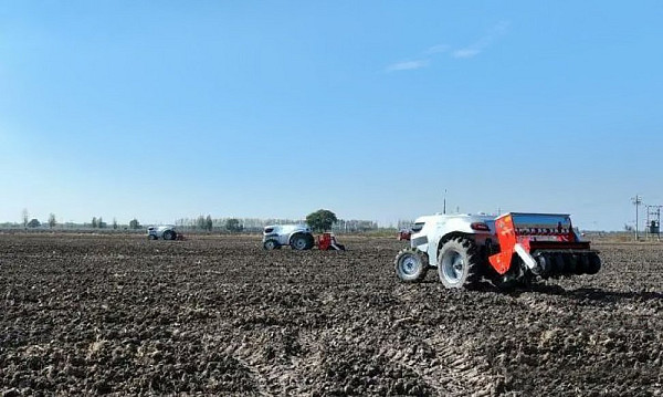 Електричний «розумний» трактор Honghu T70 виконує посівні роботи на сільськогосподарських угіддях у селі Гуаньчен Ер