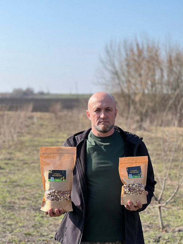 Ветеран ЗСУ Володимир Матвійчук вирощує фундук на Житомирщині: поради для садівників
