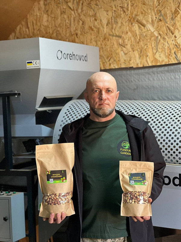 Ветеран ЗСУ Володимир Матвійчук вирощує фундук на Житомирщині: поради для садівників