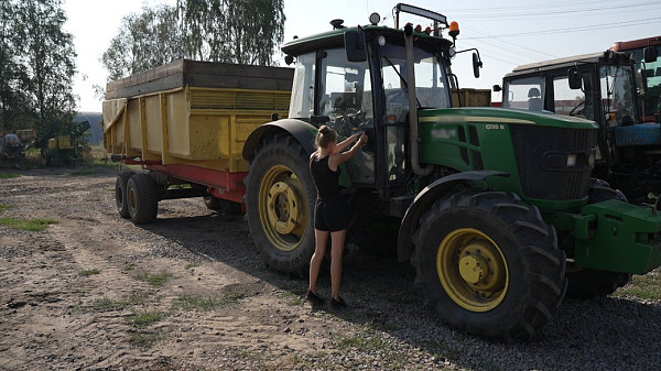 Марина Породько біля трактора